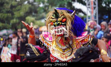 Lo spettacolo di 1000 danza barong. Barong è una delle danze tradizionali indonesiane Foto Stock