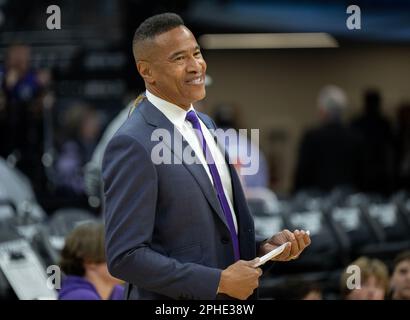 Sacramento, California, Stati Uniti. 27th Mar, 2023. L'annunciatore di Sacramento Kings Play-by-Play Mark Jones guarda i giocatori prima di una partita al Golden 1 Center di Sacramento, lunedì 27 marzo 2023. (Credit Image: © Paul Kitagaki Jr./ZUMA Press Wire) SOLO PER USO EDITORIALE! Non per USO commerciale! Credit: ZUMA Press, Inc./Alamy Live News Foto Stock