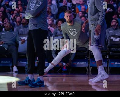 Sacramento, California, Stati Uniti. 27th Mar, 2023. Sacramento Kings Forward Domantas Sabonis (10) si riscalda prima dell'inizio della partita al Golden 1 Center di Sacramento, lunedì 27 marzo 2023. (Credit Image: © Paul Kitagaki Jr./ZUMA Press Wire) SOLO PER USO EDITORIALE! Non per USO commerciale! Credit: ZUMA Press, Inc./Alamy Live News Foto Stock