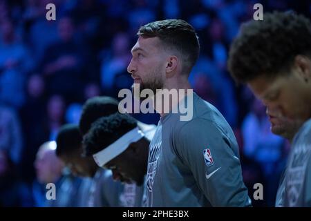 Sacramento, California, Stati Uniti. 27th Mar, 2023. Sacramento Kings Forward Domantas Sabonis (10) è in piedi con i compagni di squadra durante il National Anthem al Golden 1 Center di Sacramento, lunedì 27 marzo 2023. (Credit Image: © Paul Kitagaki Jr./ZUMA Press Wire) SOLO PER USO EDITORIALE! Non per USO commerciale! Credit: ZUMA Press, Inc./Alamy Live News Foto Stock