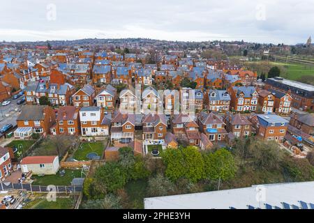 Vista ad angolo alto di piccole e graziose case arancioni nelle file, quartiere di Wollaton, Nottingham. Foto di alta qualità Foto Stock