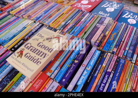 13 marzo 2023, Pune, India - Stall di libri al mercato locale, ampia varietà di libri in vendita. Foto Stock