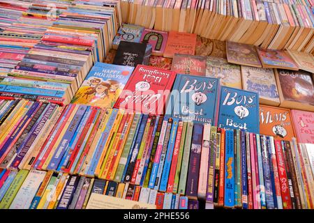 13 marzo 2023, Pune, India - Stall di libri al mercato locale, ampia varietà di libri in vendita. Foto Stock