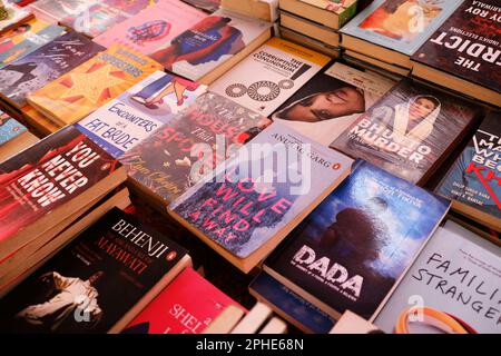 13 marzo 2023, Pune, India - Stall di libri al mercato locale, ampia varietà di libri in vendita. Foto Stock