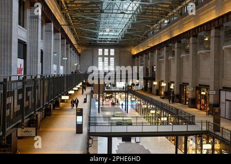 L'interno della centrale elettrica di Battersea restaurata di Londra, che ha riaperto nell'ottobre 2022. Foto Stock