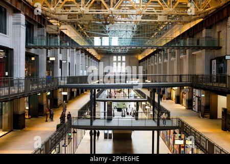 L'interno della centrale elettrica di Battersea restaurata di Londra, che ha riaperto nell'ottobre 2022. Foto Stock