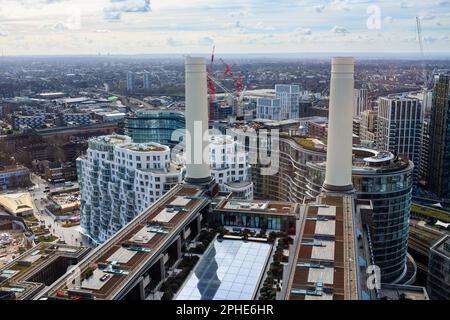 La centrale elettrica di Battersea a Londra, restaurata e riaperta nell'ottobre 2022. La vista dalla cima di uno dei quattro famosi camini della stazione. Foto Stock