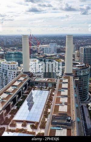 La centrale elettrica di Battersea a Londra, restaurata e riaperta nell'ottobre 2022. La vista dalla cima di uno dei quattro famosi camini della stazione. Foto Stock