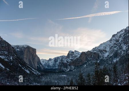 Vista panoramica sulla valle di Yosemite, dal Tunnel, che mostra una valle coperta di neve a Dawn Foto Stock