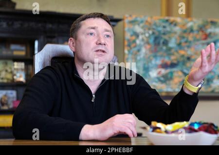 LVIV, UCRAINA - 10 MARZO 2023 - il capo dell'Amministrazione militare regionale di Lviv Maksym Kozytskyi dà un'intervista ad un corrispondente dell'Ukrinform Na Foto Stock