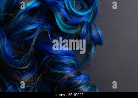Lo sfondo astratto dei capelli morbidi e vibranti blu multicolore si blocca disordine Foto Stock