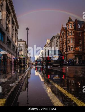Traffico su Oxford Street dopo la pioggia a Londra. Foto Stock