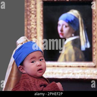 Girl with a Pearl Earring (1665) A ‘tronie del pittore olandese Johannes Vermeer (1632-1675). Il dipinto più famoso di Vermeer. Non un ritratto, ma un tronie. Rijksmuseum di amsterdam e Mauritshuis l'Aia. Foto Stock