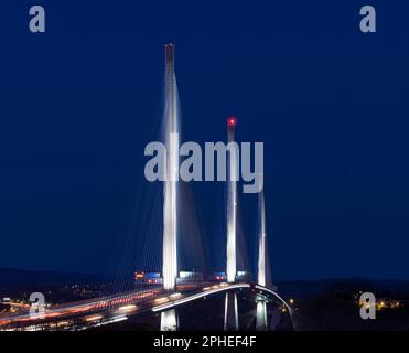 Fotografia notturna di Queensferry Crossing dal lato Sud. Foto Stock