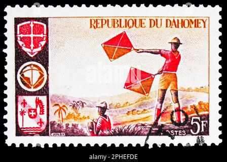 MOSCA, RUSSIA - 16 MARZO 2023: Francobollo stampato in Benin Shows Signaling, serie Scouting, circa 1966 Foto Stock