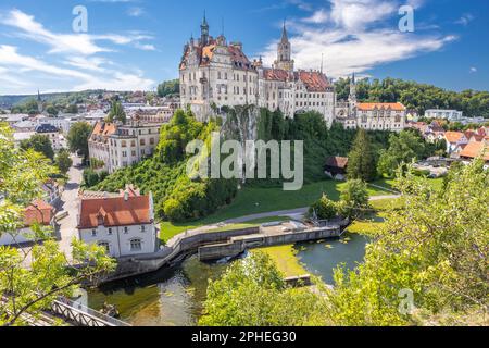 Sigmaringen castello medievale germania destinazione turistica punto di riferimento panoramico in estate con cielo blu e Danubio in primo piano Foto Stock