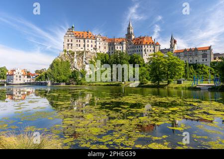 Sigmaringen castello medievale germania destinazione turistica punto di riferimento panoramico in estate con cielo blu e Danubio in primo piano Foto Stock