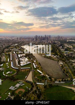 Albert Park Lunedi, 27 marzo 2023. Vista aerea del circuito di Albert Park con il CBD di Melbourne sullo sfondo durante i preparativi in pista in vista del Gran Premio di Formula uno australiano 2023. John Peterson/Alamy Live News Foto Stock