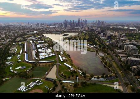 Albert Park Lunedi, 27 marzo 2023. Vista aerea del circuito di Albert Park con il CBD di Melbourne sullo sfondo durante i preparativi in pista in vista del Gran Premio di Formula uno australiano 2023. John Peterson/Alamy Live News Foto Stock