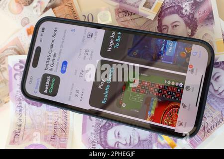 Bet365 Casino online e smartphone, slot machine e gioco d'azzardo con note in sterline inglesi, denaro facilmente perso - BeGambleAware Foto Stock