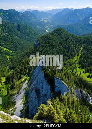 Vista verso Oberammergau e la valle del fiume Ammer. Natur Park Alpi Ammergau (Ammergauer Alpen) nelle Alpi calcaree settentrionali dell'alta Baviera. Foto Stock