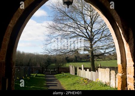 Vista dal portico sud, St. Helen`s Church, Great Oxendon, Northamptonshire, Inghilterra, Regno Unito Foto Stock