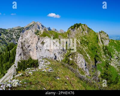 Vista verso il monte Hochplatte , Monte Vorderscheinberg e una dolina chiamata Kessel. Natur Park Alpi Ammergau (Ammergauer Alpen) nel calcare settentrionale A. Foto Stock