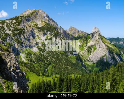 Vista verso il monte Hochplatte e Mt. Geiselstein. Natur Park Alpi Ammergau (Ammergauer Alpen) nelle Alpi calcaree settentrionali dell'alta Baviera. Europa Foto Stock