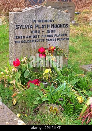 L'ultimo luogo di riposo di Sylvia Plath Hughes, 1932-1963, lapide in memoria del poeta americano, anche in mezzo a fiamme feroci, il loto d'oro può essere piantato Foto Stock