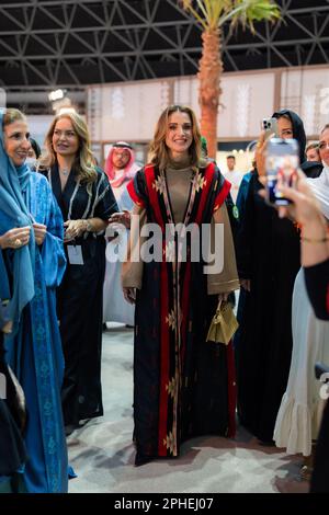 Jeddah, Arabia Saudita. 27th Mar, 2023. La Regina Rania visita Bisat al Reeh e la Biennale delle Arti Islamiche a Jeddah, Regno dell'Arabia Saudita, il 27 marzo 2023. Foto di Balkis Press/ABACAPRESS.COM Credit: Abaca Press/Alamy Live News Foto Stock