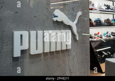 Marchio sportivo Puma in negozio. Primo piano del cartello visto nel negozio di scarpe sportive. Minsk, Bielorussia, 2023 Foto Stock