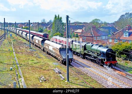 Royal Scot classe NO 46115 Scots Guardsman con supporto Coach , Holgate Sidings, York, Yorkshire, Inghilterra, 24th marzo 2023 Foto Stock