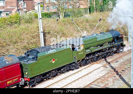 Royal Scot classe NO 46115 Scots Guardsman con supporto Coach , Holgate Sidings, York, Yorkshire, Inghilterra, 24th marzo 2023 Foto Stock