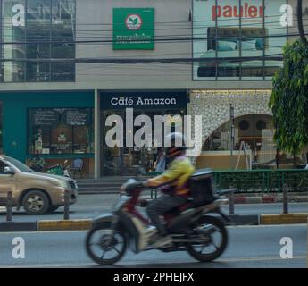 Asoke, Bangkok / Thailandia - 25 febbraio 2023 : Rider moto è in funzione sulla strada a bangkok thailandia Foto Stock