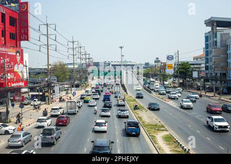 Bangkok, Thailandia - Febbraio 25 2023: Traffico sulla strada Rangsit-Pathum Thani in Pathum Thani. Foto Stock