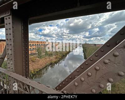 Punto di pericolo suicida, il ponte Cantilever a Latchford sul MSC, Manchester Ship Canal, Warrington, Cheshire, Inghilterra, REGNO UNITO, WA4 2BU Foto Stock