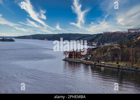 Un'immagine aerea di una piccola cittadina situata su un'isola rocciosa, situata vicino ad un grande lago. Foto Stock