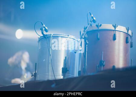 Due tamburi con microfoni professionali in piedi sul bordo della musica fase durante le prestazioni Foto Stock