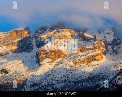 Cima Falkner e le cime intorno al Rifugio Tuckett e Sella. Vista sulle Dolomiti di Brenta dalla Val Rendena nel parco naturale Adamello - Brenta e. Foto Stock