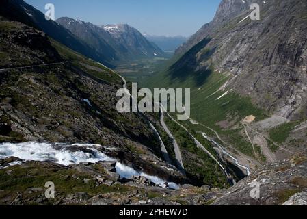 Stigfossen è una cascata alta 240 metri sulla strada di montagna Trollstigen nella comunità Rauma nella contea di Møre og Romsdal, nella Norvegia occidentale. Foto Stock