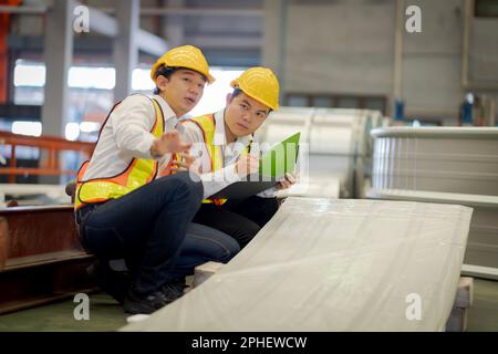 Una nuova generazione di ingegneri in una fabbrica di lamiere. Studiare metodi di lavoro da supervisori o colleghi e studiare da soli essere insegnato prof Foto Stock