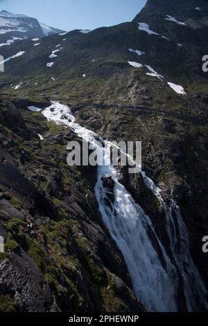 Stigfossen è una cascata alta 240 metri sulla strada di montagna Trollstigen nella comunità Rauma nella contea di Møre og Romsdal, nella Norvegia occidentale. Foto Stock