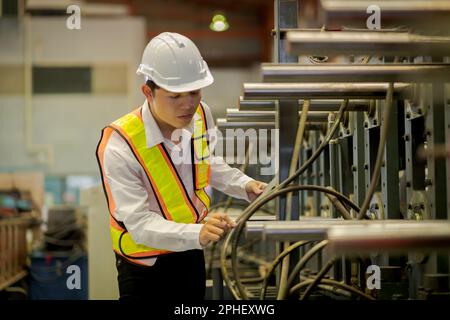 Una nuova generazione di ingegneri in una fabbrica di lamiere. Studiare metodi di lavoro da supervisori o colleghi e studiare da soli essere insegnato prof Foto Stock