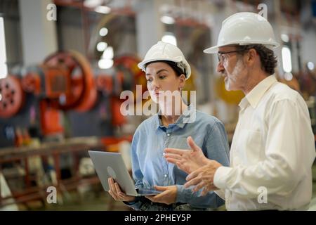 Una nuova generazione di ingegneri in una fabbrica di lamiere. Studiare metodi di lavoro da supervisori o colleghi e studiare da soli essere insegnato prof Foto Stock