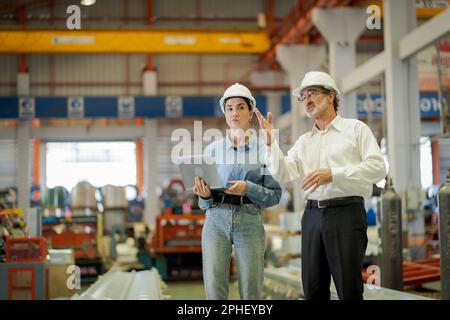 Una nuova generazione di ingegneri in una fabbrica di lamiere. Studiare metodi di lavoro da supervisori o colleghi e studiare da soli essere insegnato prof Foto Stock