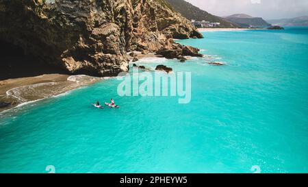 Vista aerea dell'uomo e della donna che paddling su tavole stand up paddle Foto Stock