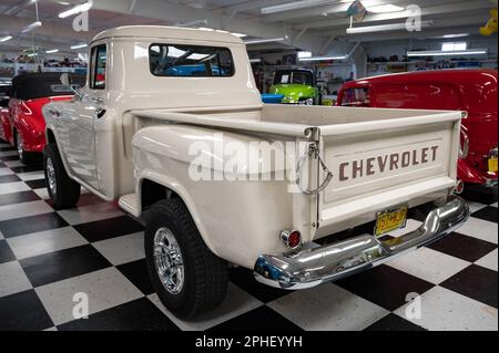 Dettaglio di un vecchio camioncino americano Chevrolet Task Force sintonizzato Foto Stock