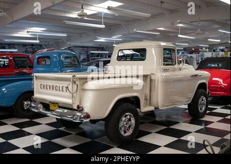Dettaglio di un vecchio camioncino americano Chevrolet Task Force sintonizzato Foto Stock