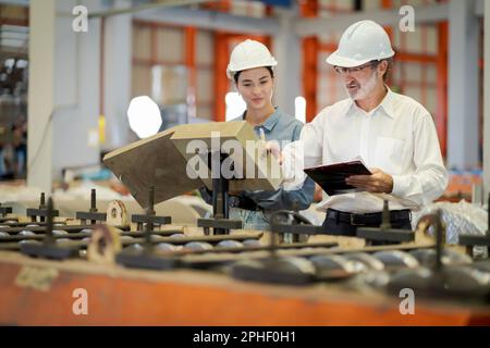 Una nuova generazione di ingegneri in una fabbrica di lamiere. Studiare metodi di lavoro da supervisori o colleghi e studiare da soli essere insegnato prof Foto Stock