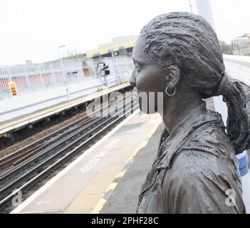 Il pezzo di piattaforme, ritenuto essere la prima rappresentazione del popolo nero in inghilterra creato dallo scultore Kevin Atherton, è stato installato per la prima volta nel 1986. Foto Stock